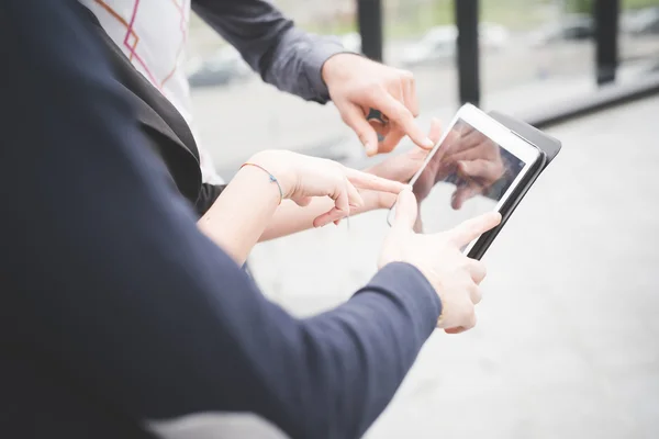 Mensen uit het bedrijfsleven met behulp van technologische apparaten — Stockfoto