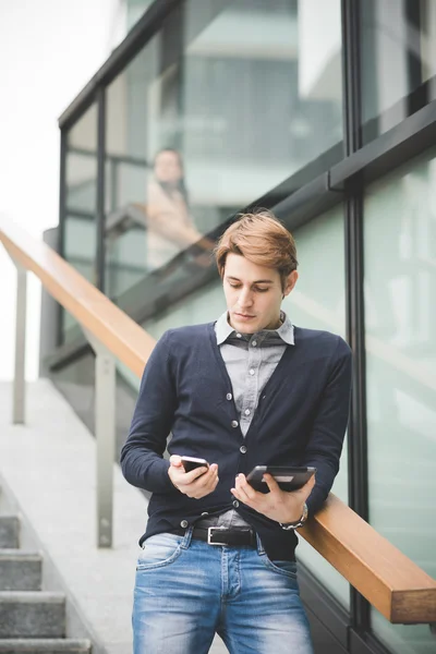 Joven empresario en la ciudad — Foto de Stock