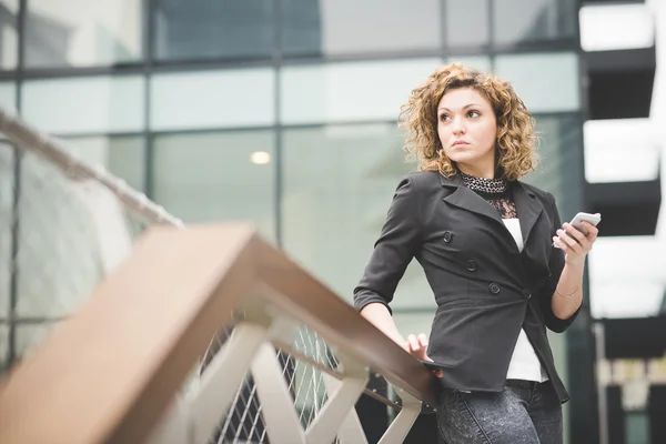 Mujer de negocios moderna en la ciudad — Foto de Stock