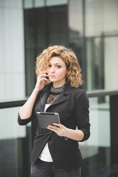 Mujer de negocios moderna en la ciudad — Foto de Stock