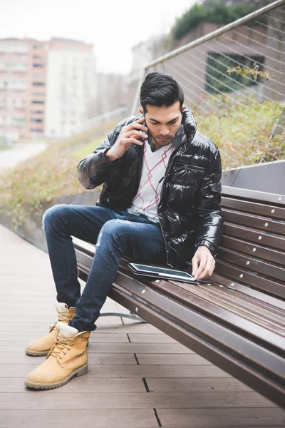 Joven empresario indio en la ciudad — Foto de Stock