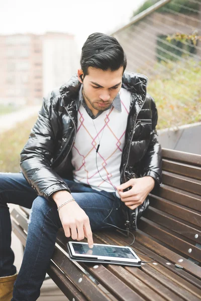 Joven empresario indio en la ciudad — Foto de Stock