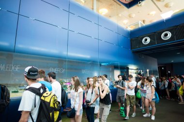İnsanlar Milano Expo fuarında