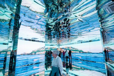 İnsanlar Milano Expo fuarında