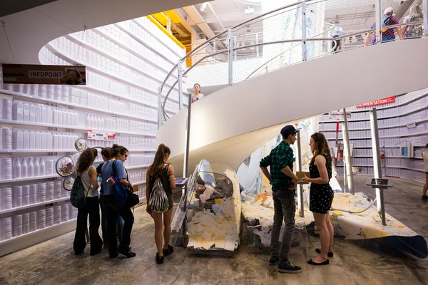 Menschen besuchen Ausstellung in Mailand — Stockfoto