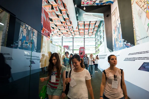 Menschen auf der Expo in Mailand — Stockfoto