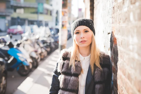 Bella ragazza in città — Foto Stock