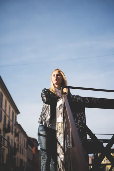 Hermosa chica en la ciudad — Foto de Stock