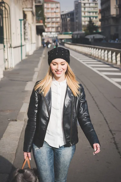 Bella ragazza in città — Foto Stock