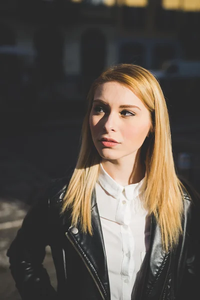 Menina bonita na cidade — Fotografia de Stock