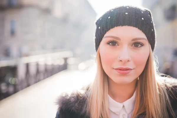 Mooi meisje in stad — Stockfoto