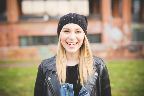 Beautiful girl in city — Stock Photo, Image