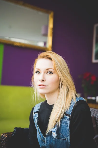 Jovem menina bonita no restaurante — Fotografia de Stock