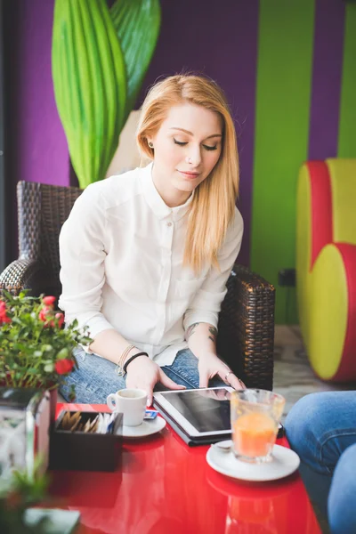 Vacker flicka i restaurang med tablett — Stockfoto