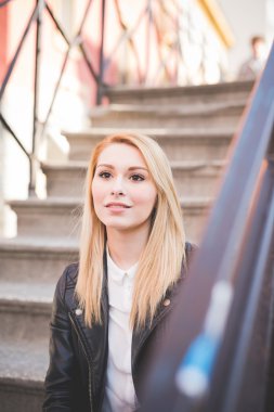 şehirde güzel bir kız