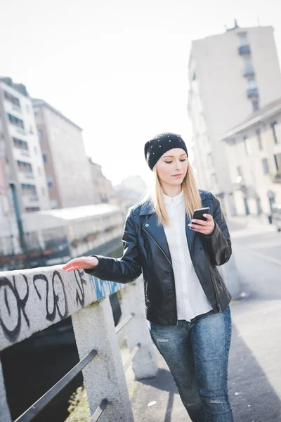 Young girl in city with smartphone — Stock Photo, Image