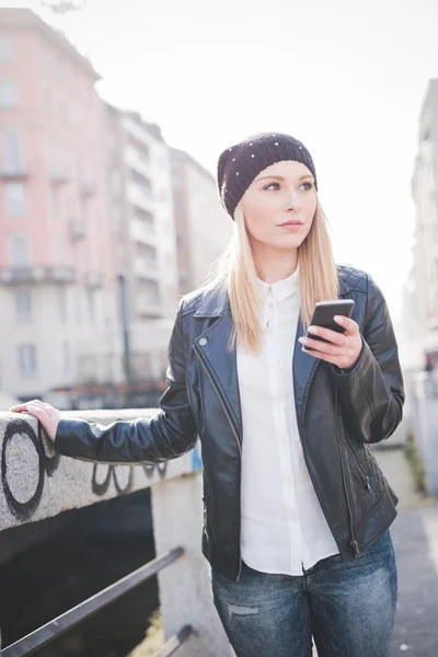 Chica joven en la ciudad con teléfono inteligente —  Fotos de Stock
