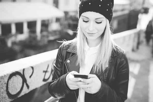 Young girl in city with smartphone — Stock Photo, Image