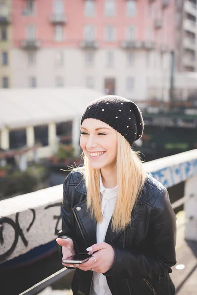 Junges Mädchen mit Smartphone in der Stadt — Stockfoto