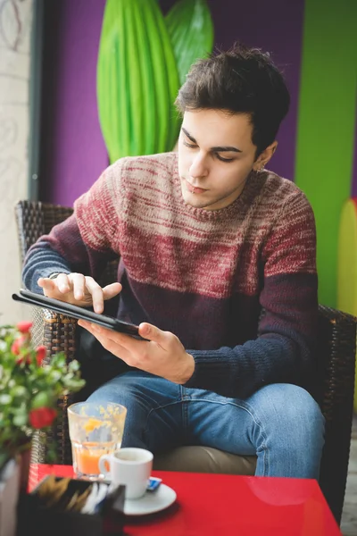 Tablet ile yakışıklı delikanlı — Stok fotoğraf