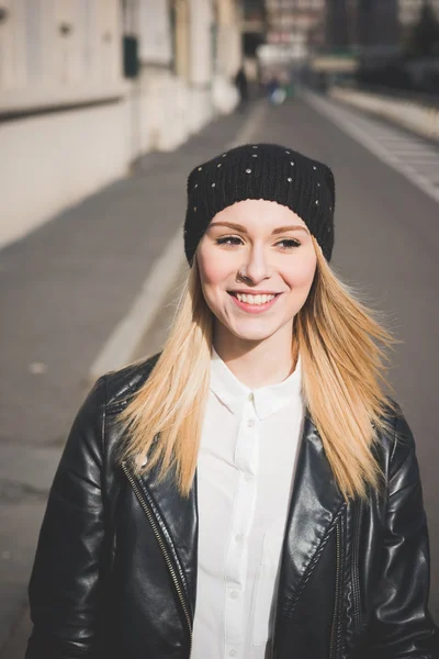 Hermosa chica en la ciudad — Foto de Stock