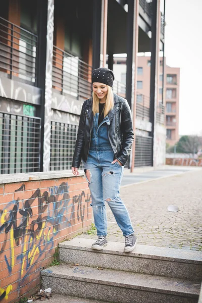 Bella ragazza in città — Foto Stock