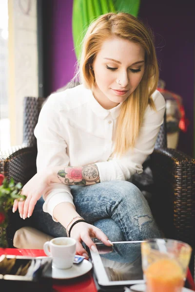 Tablet ile restoranda güzel kız — Stok fotoğraf
