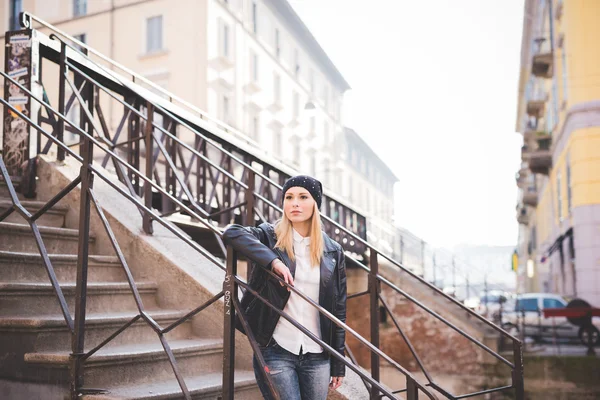 Schöne Mädchen in der Stadt — Stockfoto