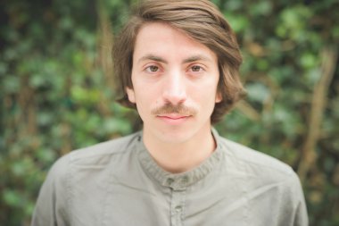 Bıyıklı yakışıklı beyaz adam