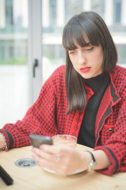 Bir akıllı telefon kullanan genç güzel kadın