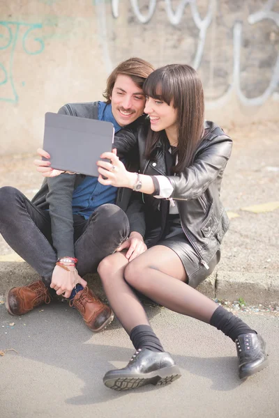 Krásný Kavkazský pár s tabletem — Stock fotografie