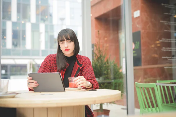 Jeune belle femme en utilisant une tablette — Photo