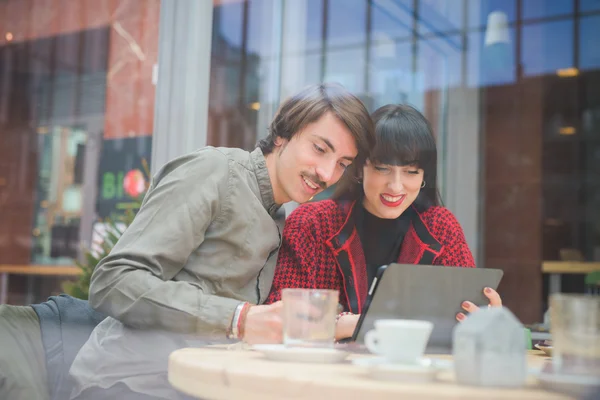 Hermosa pareja caucásica con tableta — Foto de Stock