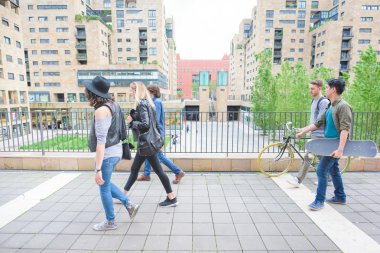 Grup genç çok ırklı arkadaşlar eğlenmeye