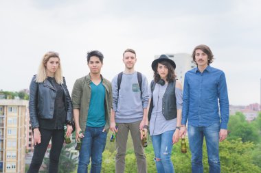 Grup genç çok ırklı arkadaşlar eğlenmeye