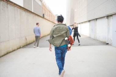 Grup genç çok ırklı arkadaşlar eğlenmeye