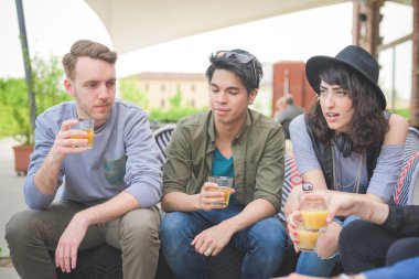 Grup genç çok ırklı arkadaşlar eğlenmeye