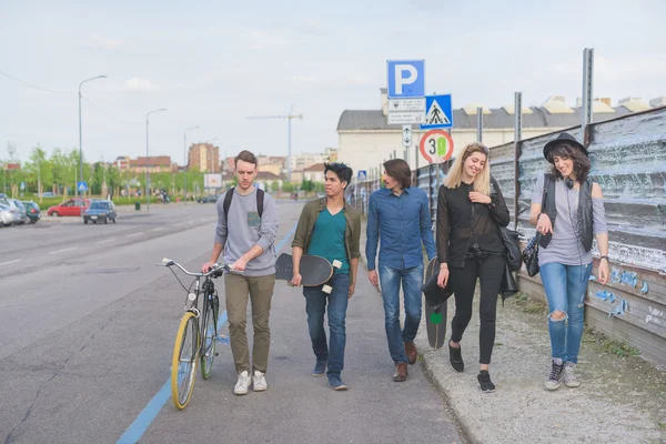 Groep jonge multi-etnisch vrienden plezier — Stockfoto