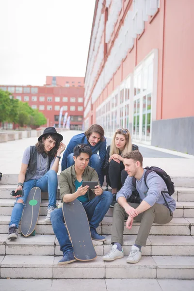 Grupo de jovens amigos multiétnicos se divertindo — Fotografia de Stock