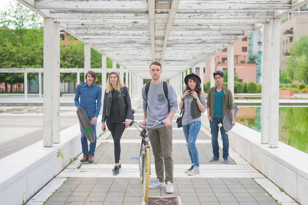 Grupo de jóvenes amigos multiétnicos divirtiéndose — Foto de Stock