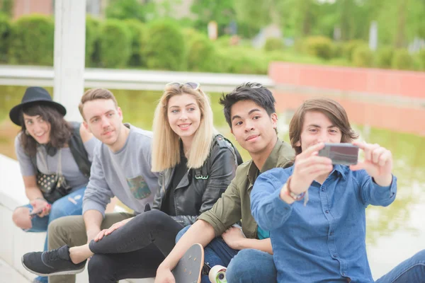 Grupo de jóvenes amigos multiétnicos divirtiéndose — Foto de Stock