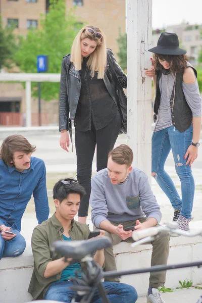 Gruppe junger multiethnischer Freunde hat Spaß — Stockfoto