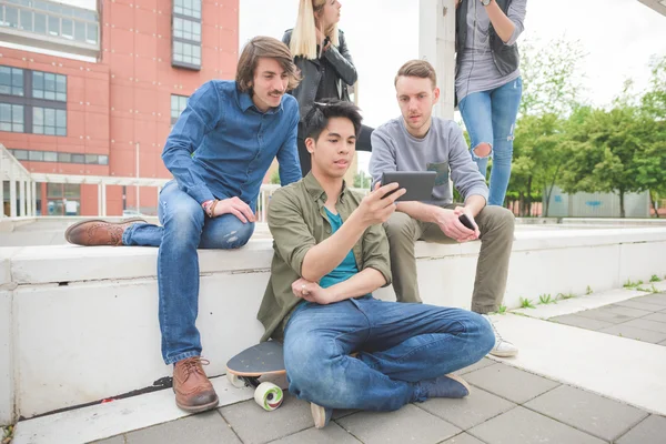 Grupo de jóvenes amigos multiétnicos divirtiéndose — Foto de Stock