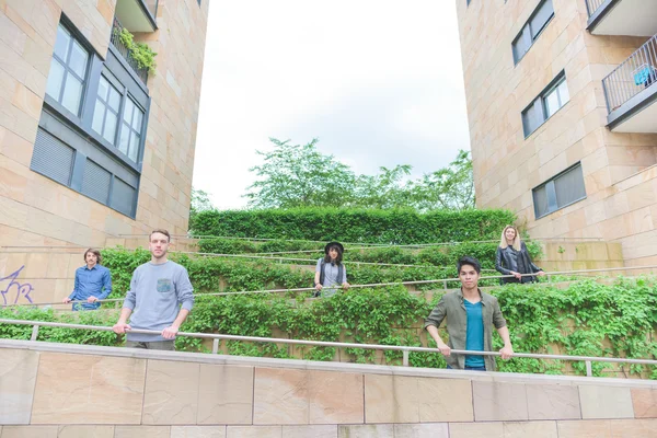 Grupo de jóvenes amigos multiétnicos divirtiéndose — Foto de Stock