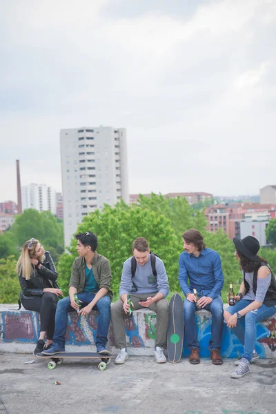 Grupo de jóvenes amigos multiétnicos divirtiéndose — Foto de Stock