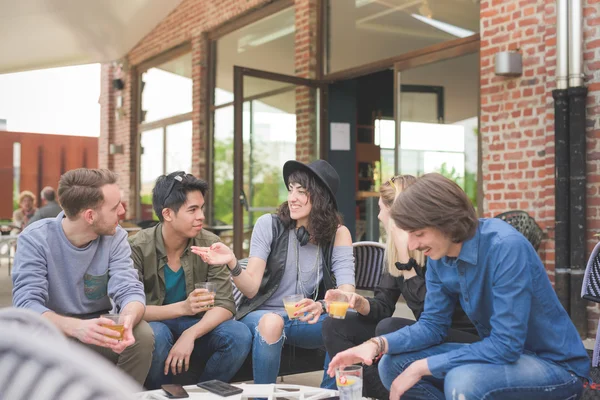 Groep jonge multi-etnisch vrienden plezier — Stockfoto