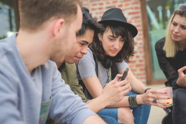 Grup genç çok ırklı arkadaşlar eğlenmeye
