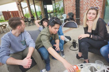 Grup genç çok ırklı arkadaşlar eğlenmeye