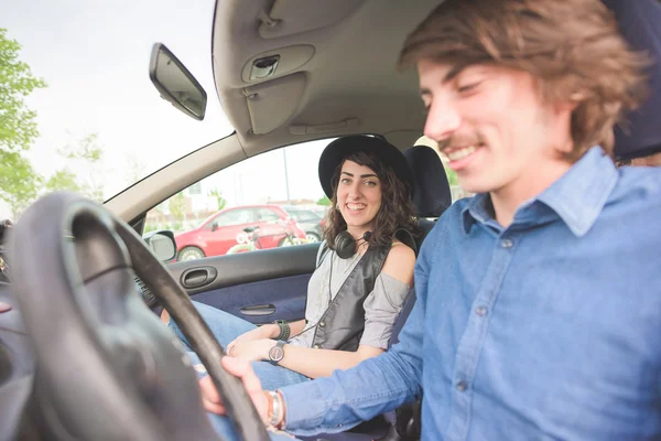 Gruppe junger multiethnischer Freunde hat Spaß — Stockfoto