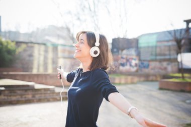 genç güzel kadın müzik dinleme